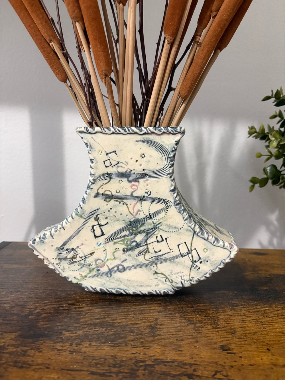 90’s Abstract Ceramic Vase in Cream and Blue - Picture 2 of 7